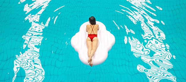 Eina per una comunicació no sexista (Observatori de les Dones en els mitjans de comunicació): Imatge anunci Blood Libresse piscina 1